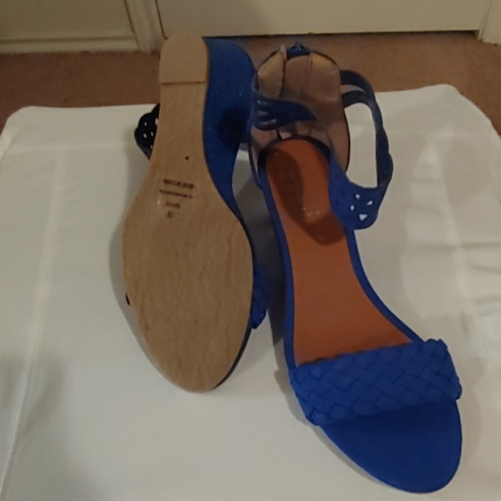 Bucco suede wedge